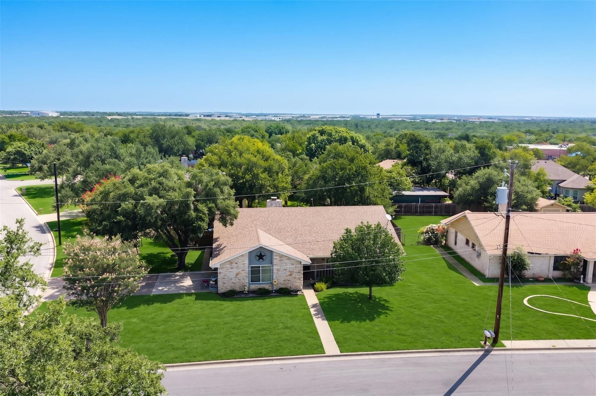 3423 Bluebonnet TRL - front exterior - Luxury home in Reata Trls Un 02, Georgetown, TX