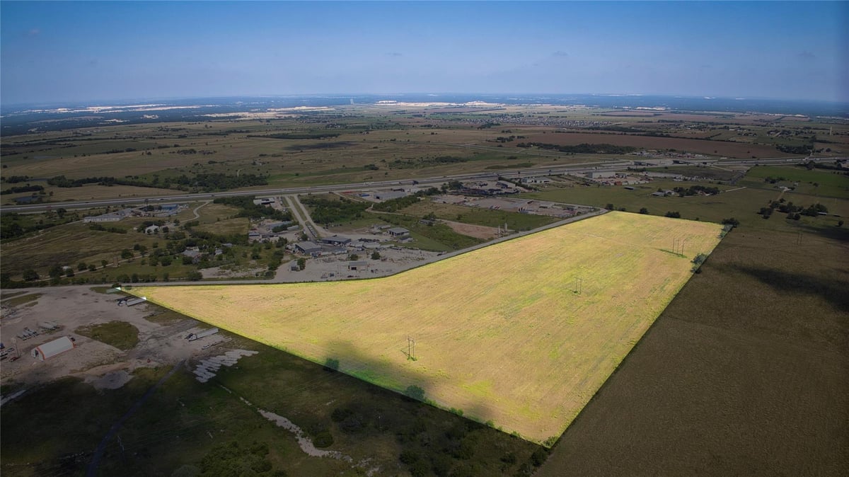 Living area at 35 IH - 35.389 ACRES, Jarrell, TX