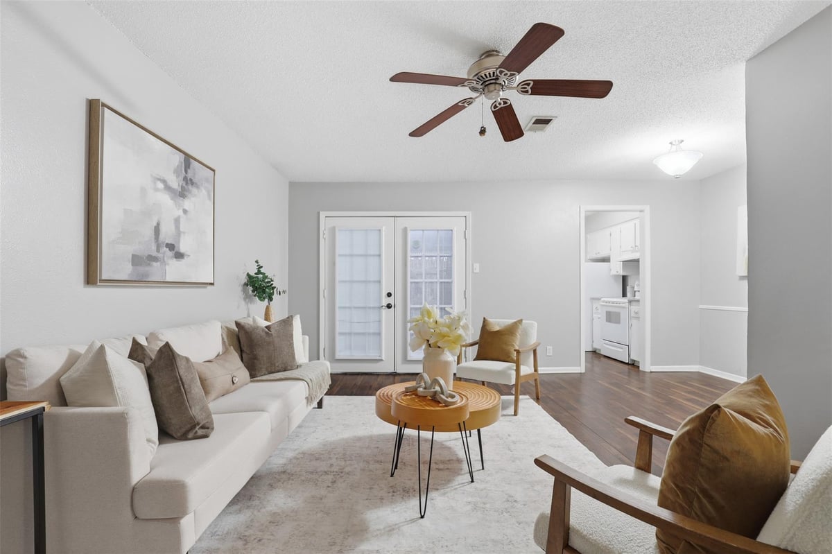 Living area at 3505 Greystone Dr - 1 bed 1 bath home