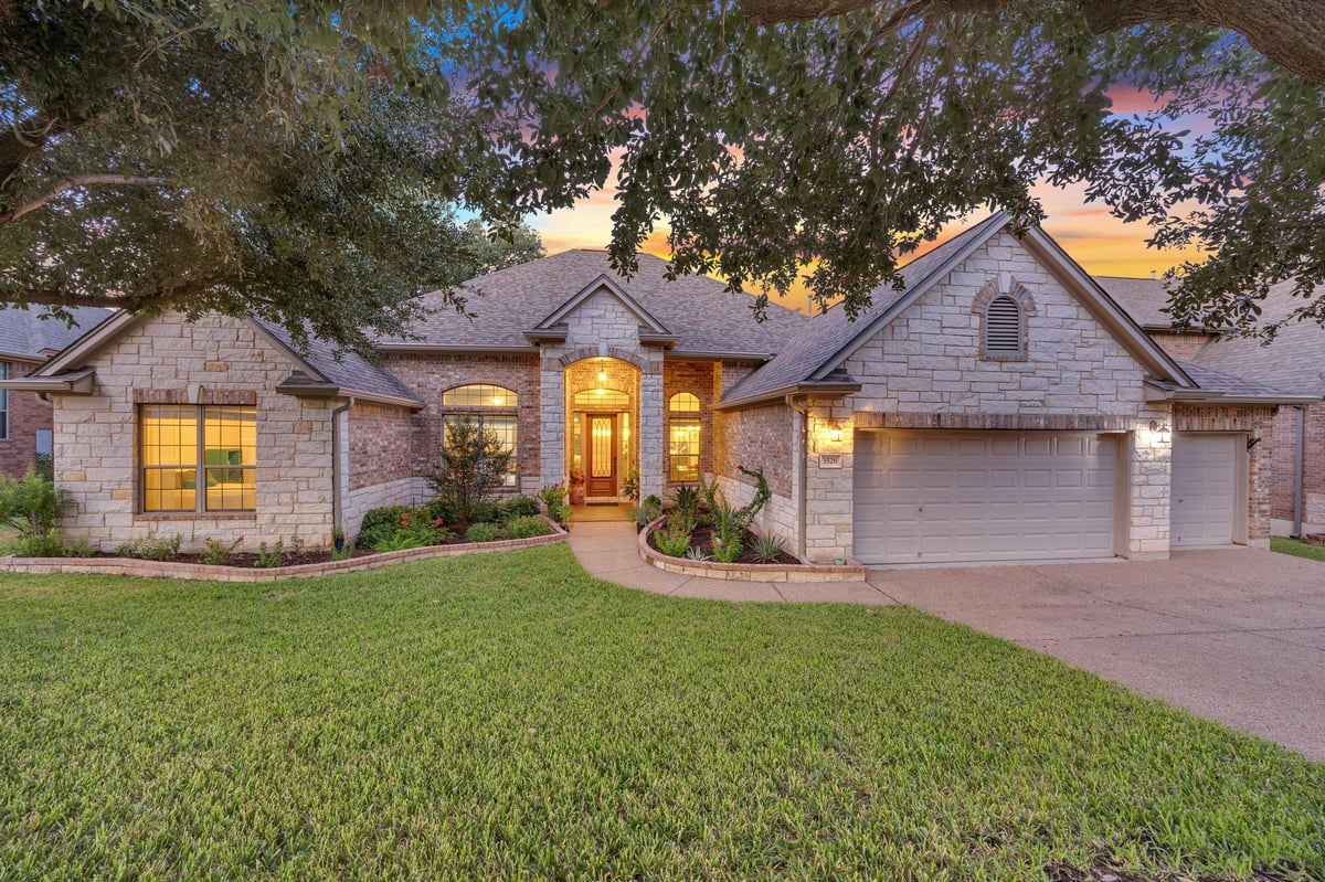 Living area at 3526 Aquamarine Dr - 4 bed 3 bath home
