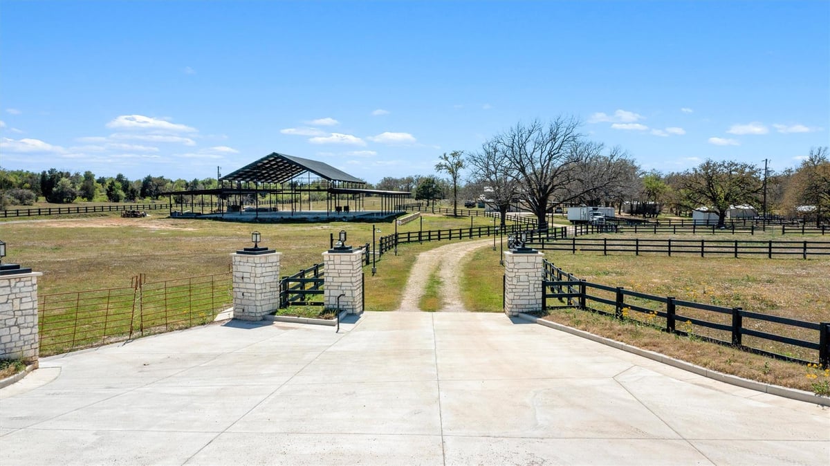 View 359 N County Line Rd in Harris, Enoch 359 N County Line Rd - front exterior - Luxury home in Harris, Enoch, Elgin, TX