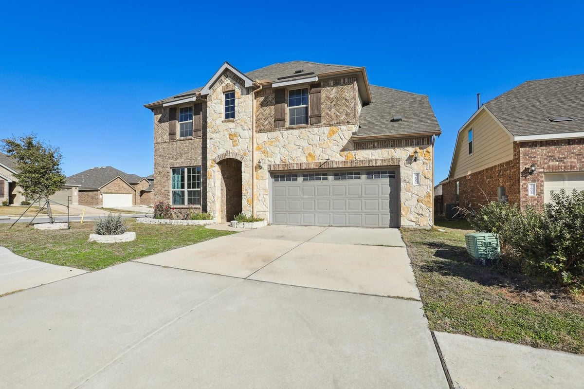 Living area at 3602 Chaff Ln - 5 bed 3 bath home