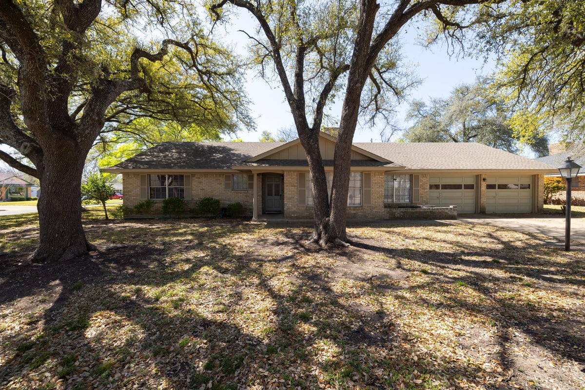 View 3605 Del Norte Blvd in Rolling Hills 3605 Del Norte Blvd - front exterior - Luxury home in Rolling Hills, Temple, TX