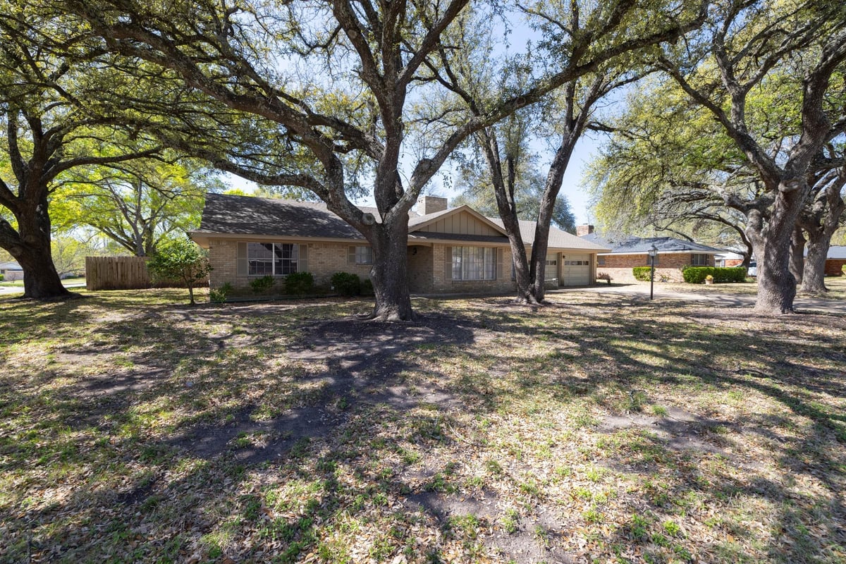 Living area at 3605 Del Norte Blvd - 3 bed 2 bath home