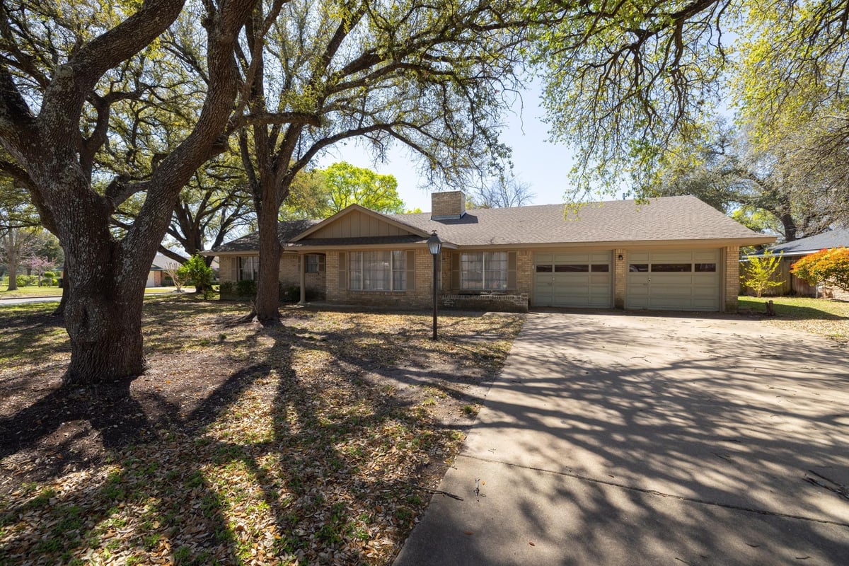 Kitchen at 3605 Del Norte Blvd - 3 bed 2 bath home