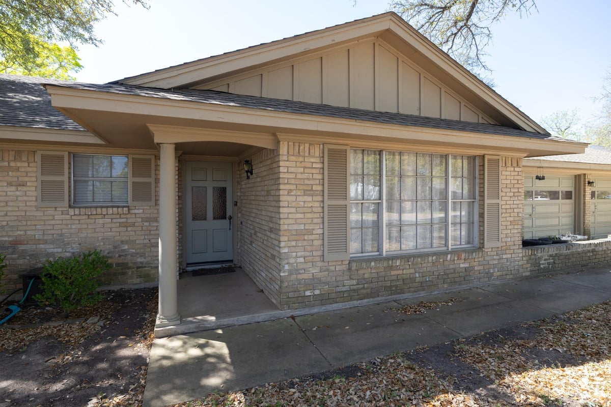 Primary bedroom at 3605 Del Norte Blvd - 3 bed 2 bath home