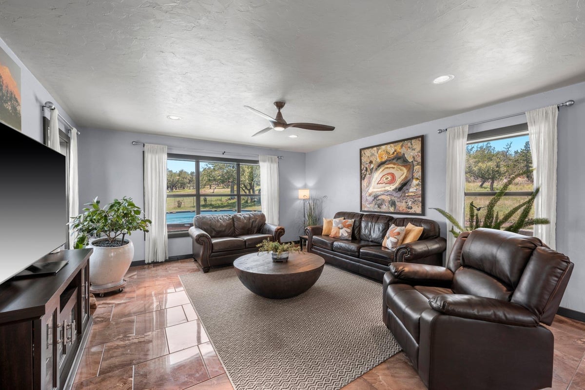 Living area at 362  Oak Haven Rd - 4 bed 2 bath home