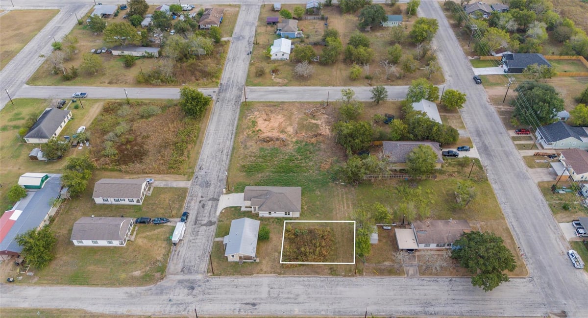 View 366 N Dallas St in Ot Giddings 366 N Dallas St - front exterior - Luxury lot in Ot Giddings, Giddings, TX