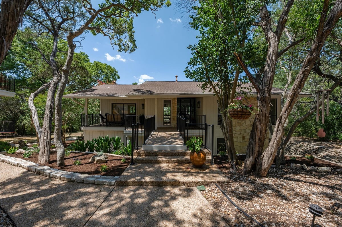 View 37 Sundown Pkwy in Westlake Oaks 37 Sundown Pkwy - front exterior - Luxury home in Westlake Oaks, Austin, TX