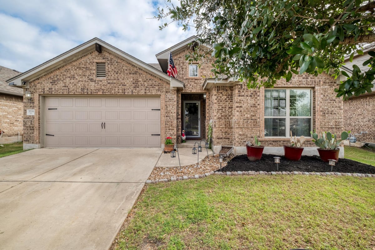 Living area at 3708 Wetland Dr - 3 bed 3 bath home