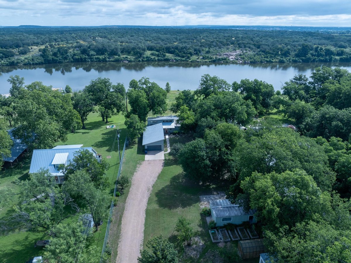 3721 Lakeview DR - front exterior - Luxury home in Highland Lakes Acres, Cottonwood Shores, TX