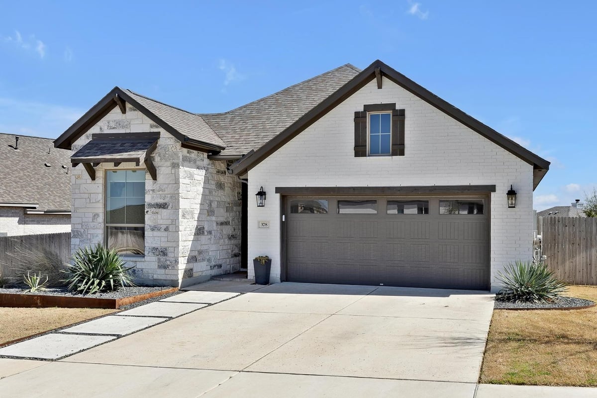Living area at 378 Carpenter Hill Dr - 3 bed 2 bath home