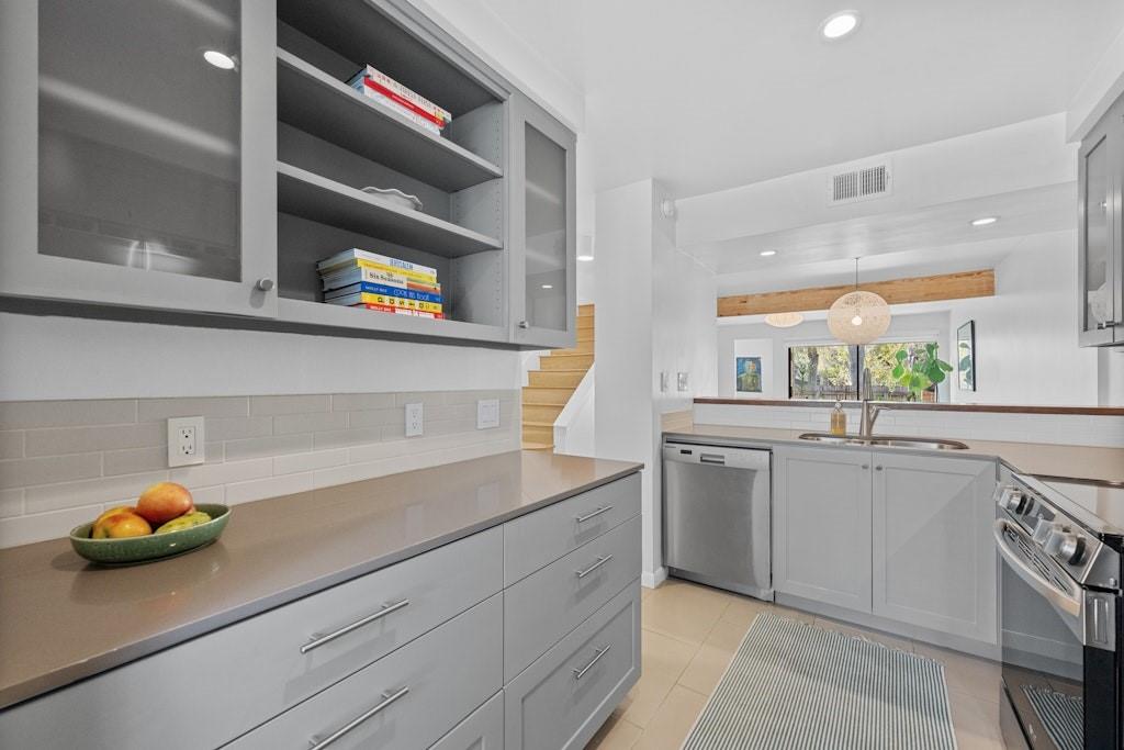 View 3801 Menchaca RD Unit #13 in Coachlight Condo Ph I-Iii 3801 Menchaca RD Unit #13 - property photo 1 - Luxury home in Coachlight Condo Ph I-Iii, Austin, TX