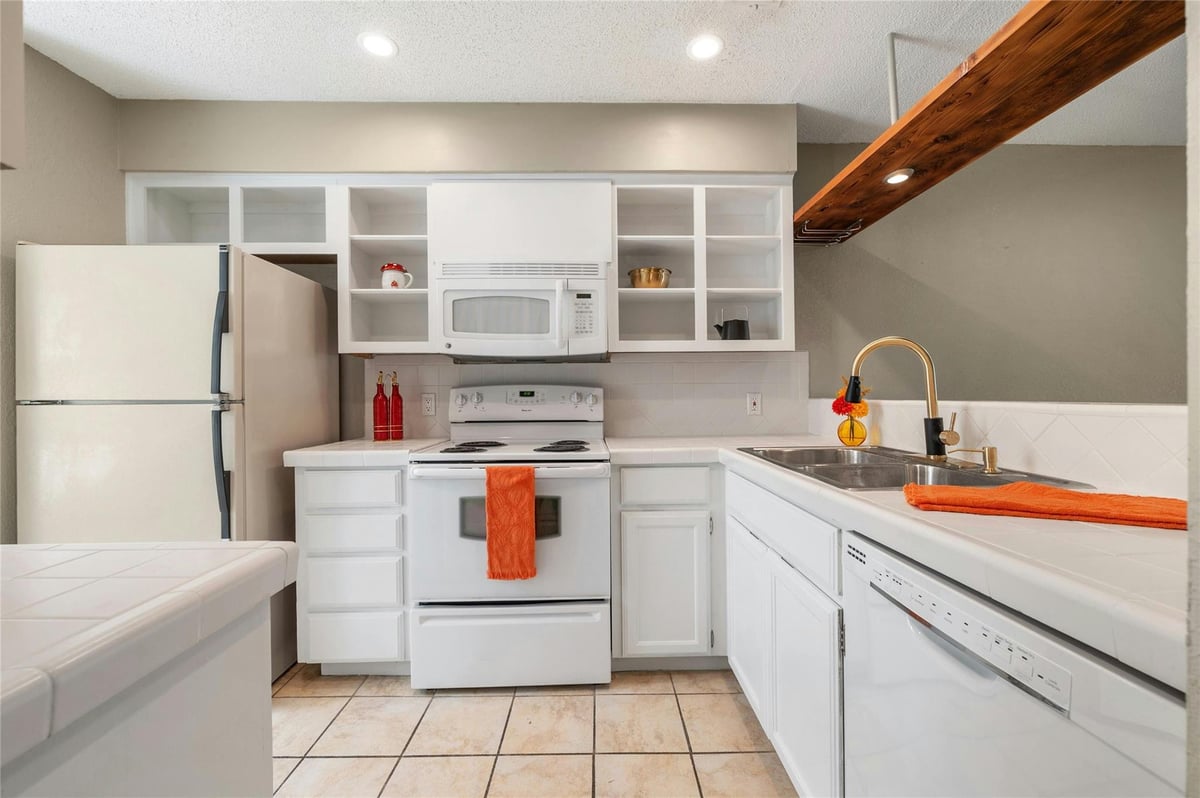 View 3801 Menchaca RD Unit #27 in Coachlight Condo Ph I-Iii 3801 Menchaca RD Unit #27 - property photo 1 - Luxury home in Coachlight Condo Ph I-Iii, Austin, TX