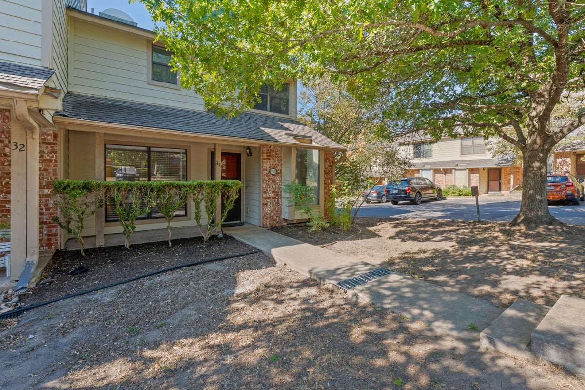 View 3801 Menchaca RD Unit #31 in Coachlight Condo Ph I-Iii 3801 Menchaca RD Unit #31 - property photo 1 - Luxury home in Coachlight Condo Ph I-Iii, Austin, TX