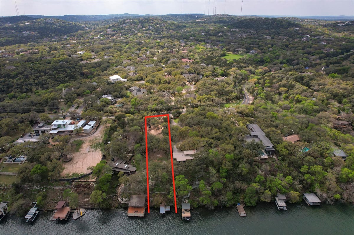 View 3823 Westlake Dr in Lake Shore Add 3823 Westlake Dr - backyard with 3823 Westlake Dr in Austin - Luxury lot in Lake Shore Add, Austin, TX