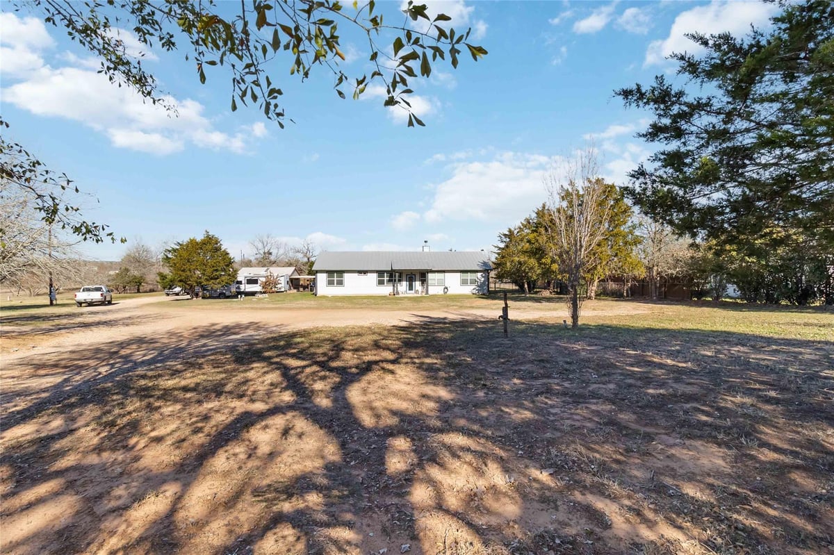 Living area at 3870 S SH 304 - 3 bed 2 bath home