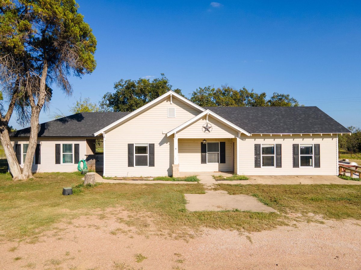View 388 County Road 3500 388 County Road 3500 - front exterior - Luxury home in Lampasas, TX