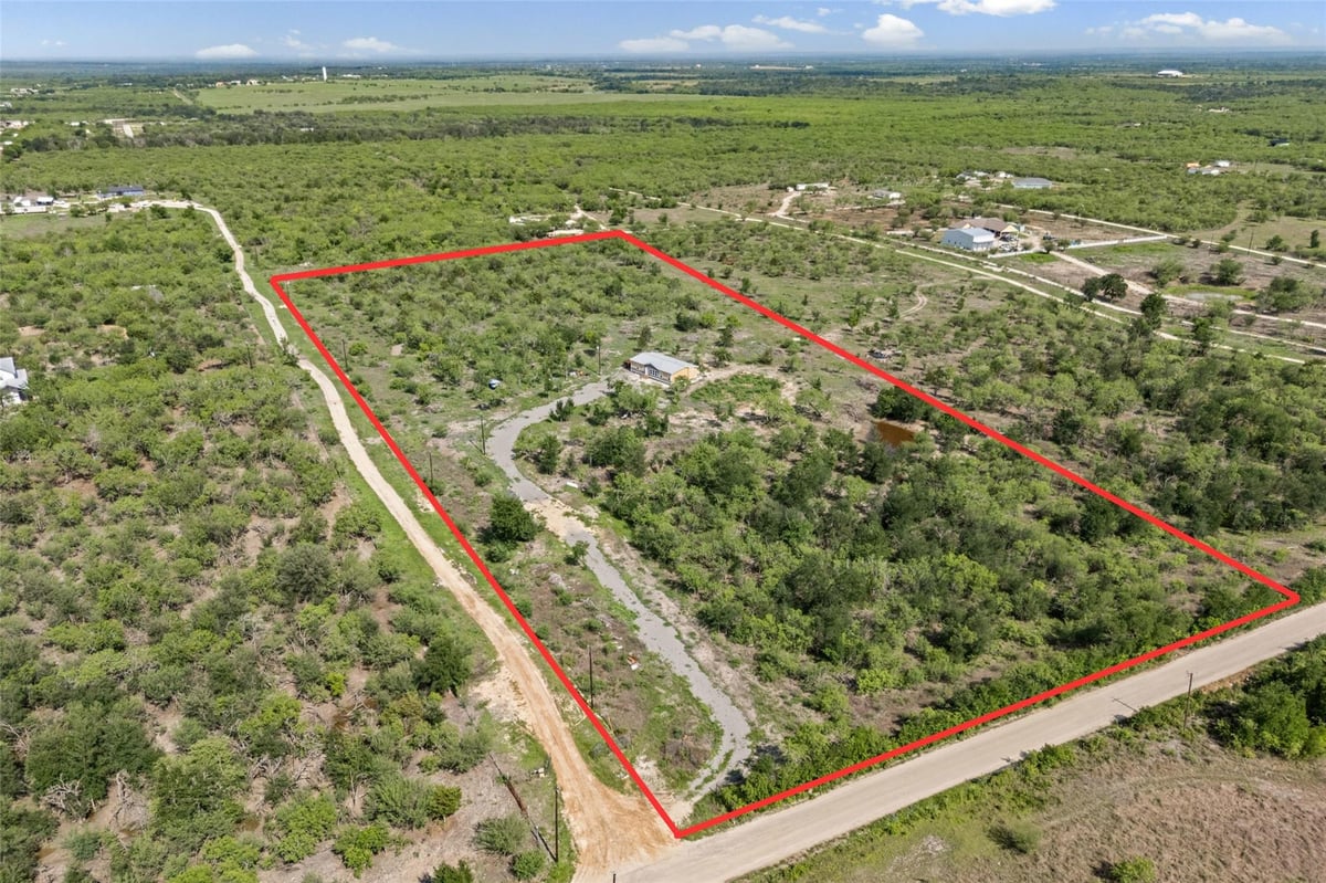 View 3882 Dry Creek RD in E Pettus Surv Abs #231 3882 Dry Creek RD - property photo 1 - Luxury home in E Pettus Surv Abs #231, Lockhart, TX