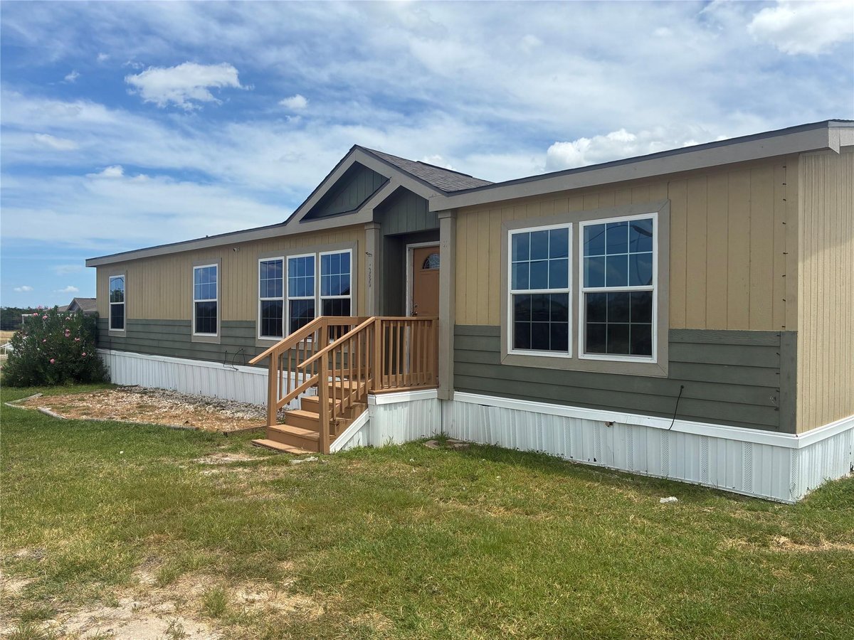 View 389 County Road 1281 in 36 389 County Road 1281 - front exterior - Luxury home in 36, Lampasas, TX