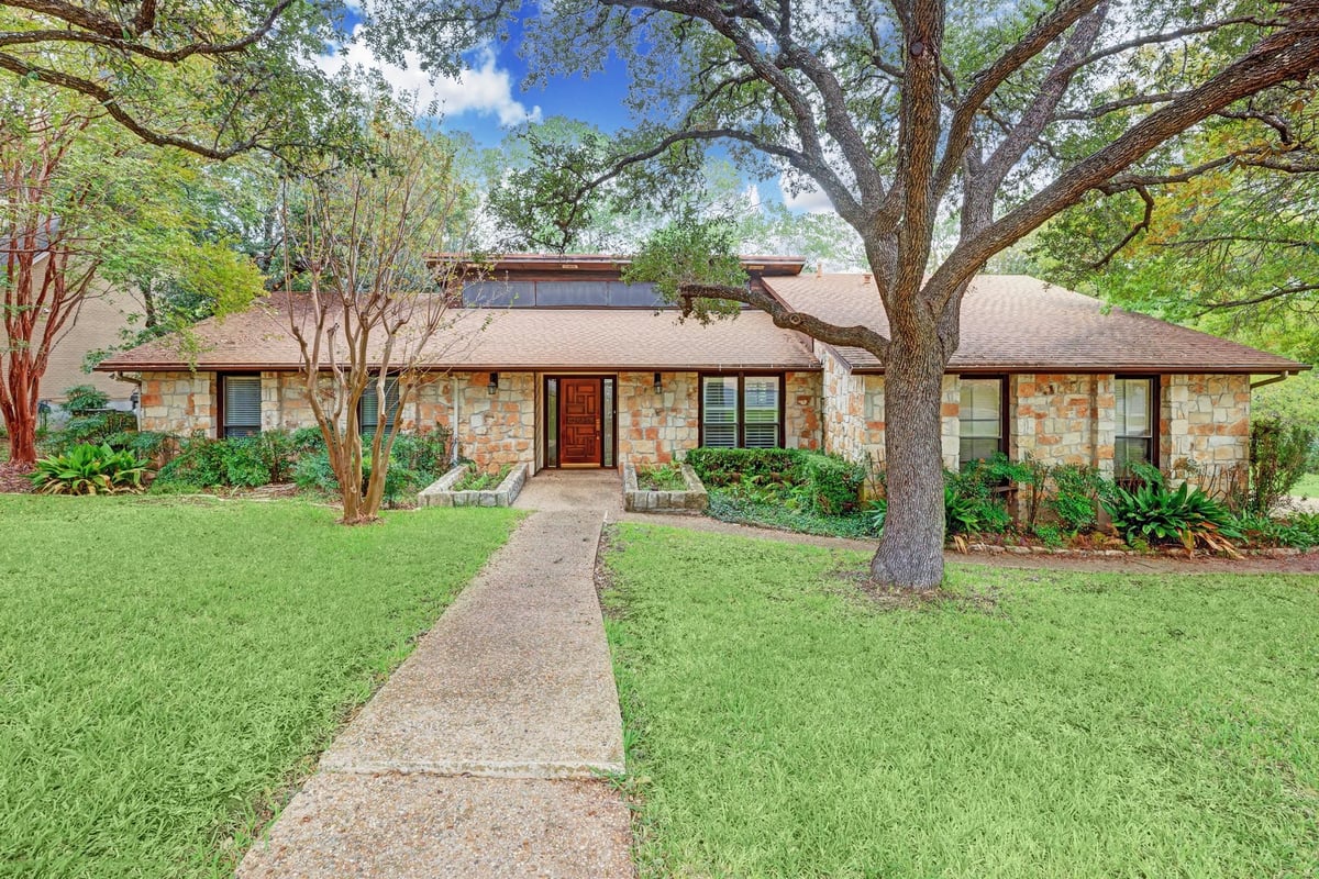 View 3904 Dry Creek DR in Shinoak Valley Sec 01 3904 Dry Creek DR - front exterior - Luxury home in Shinoak Valley Sec 01, Austin, TX