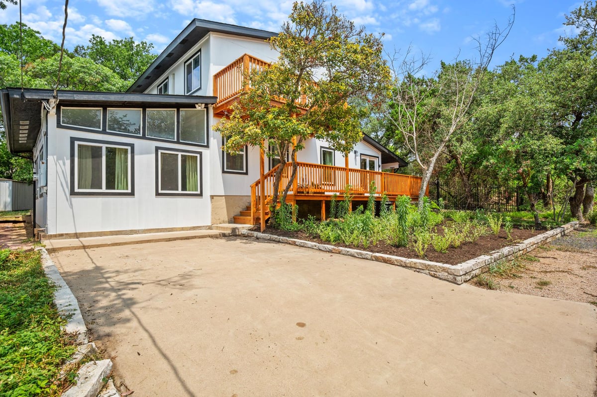 3904 Highland - front exterior - Luxury home in Highland Club Village Sec 01, Austin, TX
