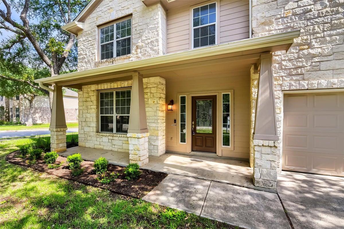 Living area at 391 Middle Crk - 5 bed 2 bath home