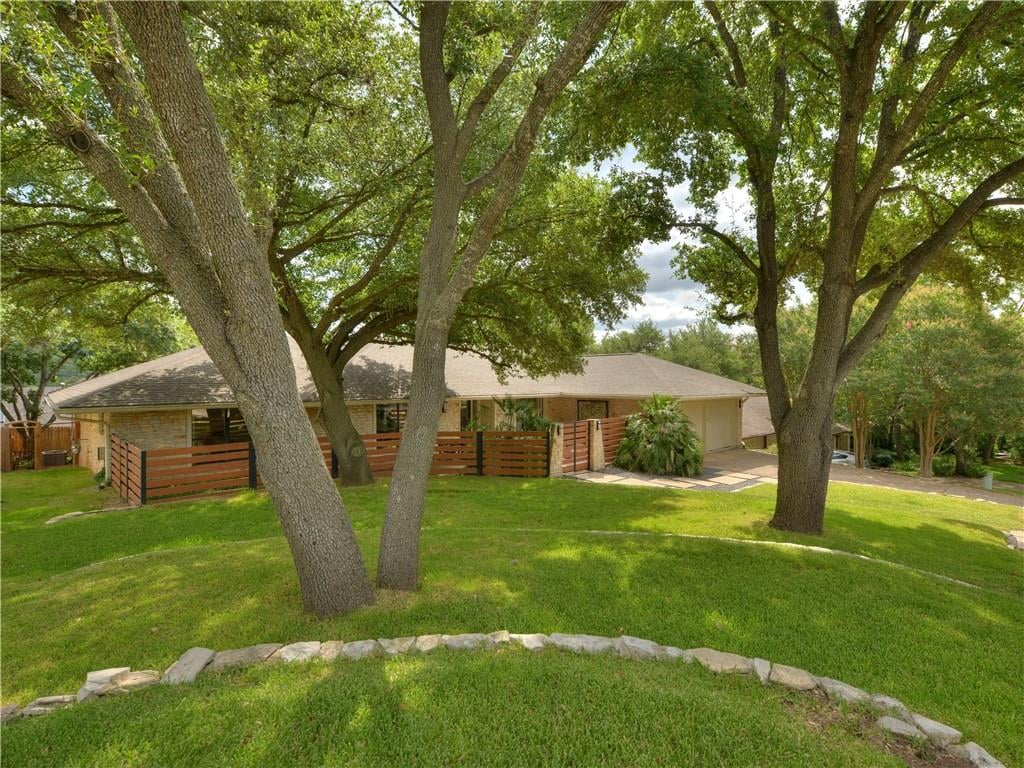 View 3910 Glengarry DR in Shinoak Valley Sec 01 3910 Glengarry DR - front exterior - Luxury home in Shinoak Valley Sec 01, Austin, TX