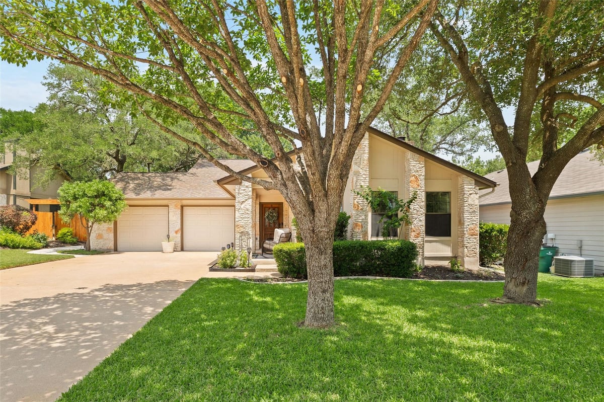 View 3912 Capistrano TRL in Shady Hollow Sec 03-A Ph 01 3912 Capistrano TRL - front exterior - Luxury home in Shady Hollow Sec 03-A Ph 01, Austin, TX