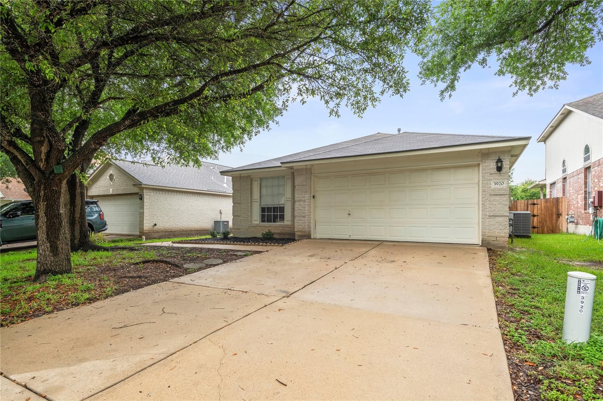 3920 Whitey Ford WAY - front exterior - Luxury home in Ryans Crossing Sec 04 Amd, Round Rock, TX