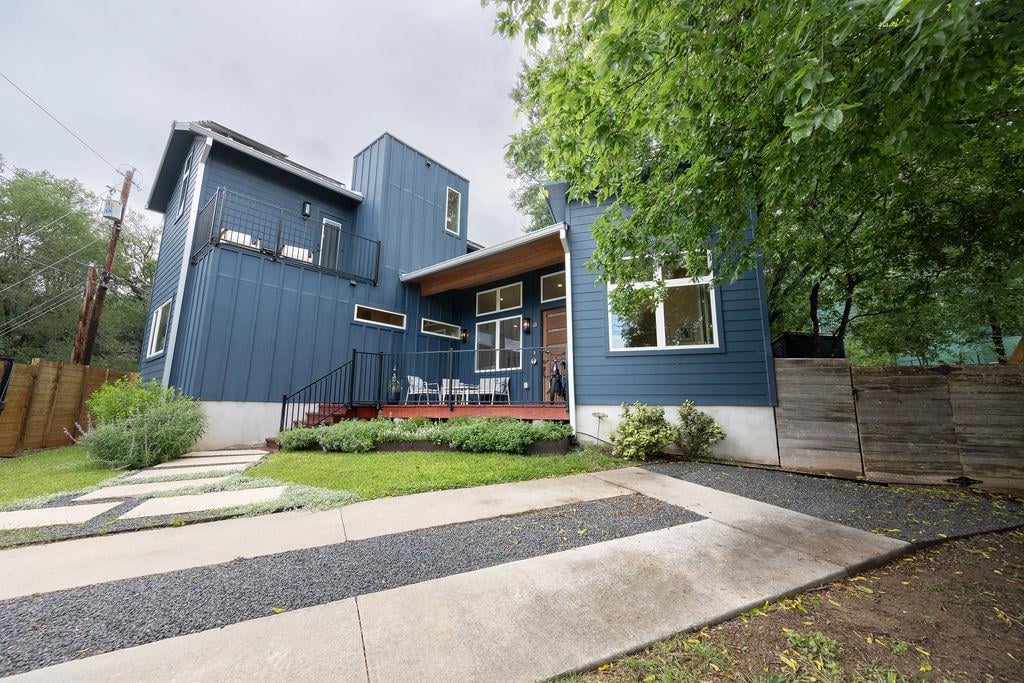 3923 E 16th ST Unit #A - front exterior - Luxury home in Flournoy Hts Sec 3, Austin, TX