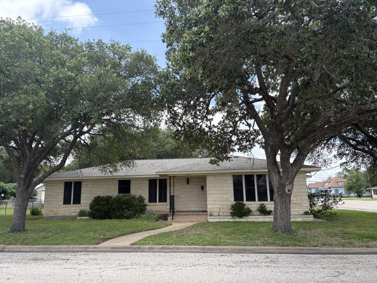 View 393 N Manse Ave in Ot Giddings 393 N Manse Ave - front exterior - Luxury home in Ot Giddings, Giddings, TX