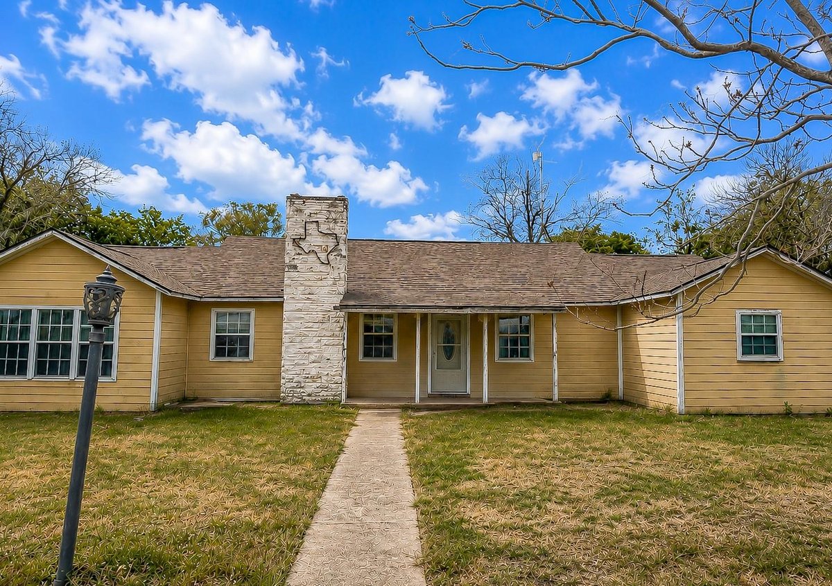 3951 Fm 970 - front exterior - Luxury home in Andice View, Florence, TX