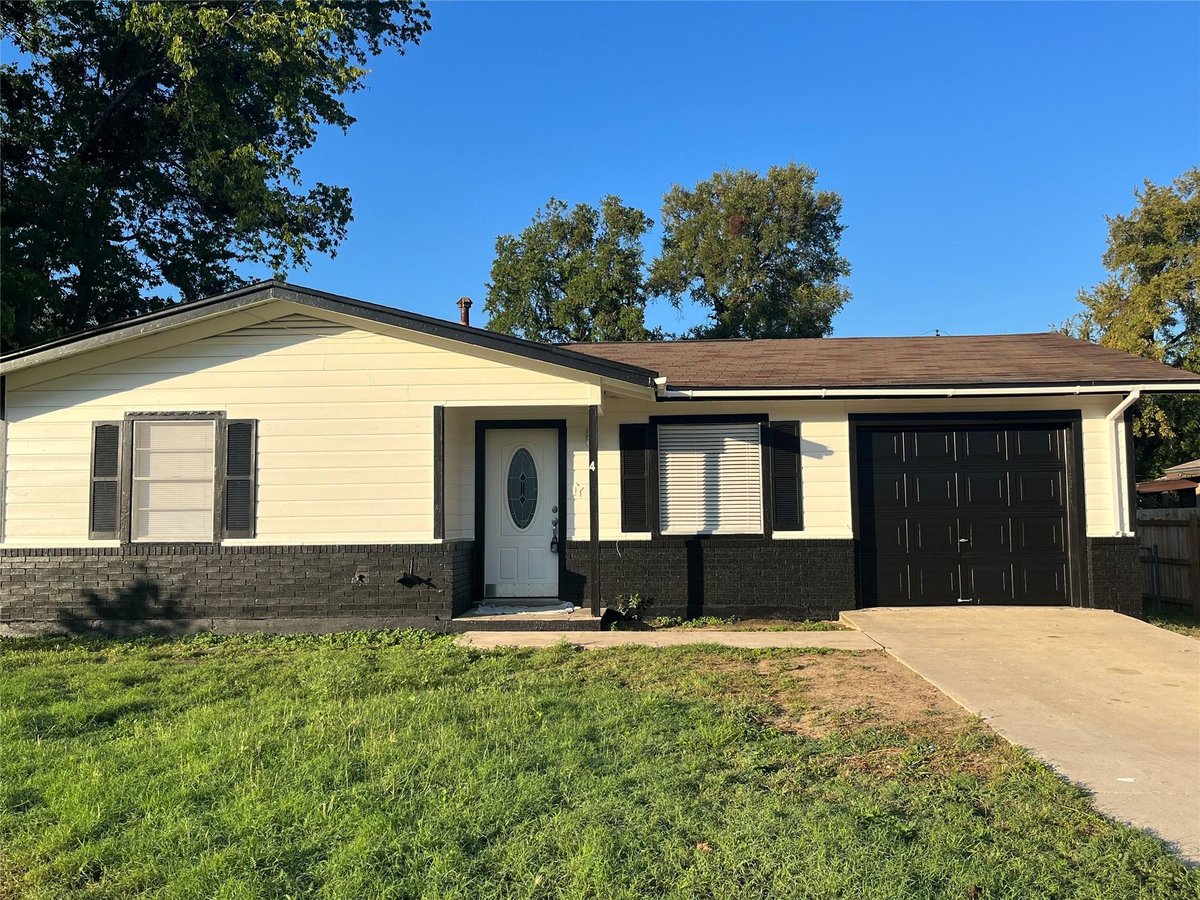 View 4 Hollywood Dr in Hillcrest Add 4 Hollywood Dr - front exterior - Luxury home in Hillcrest Add, Lampasas, TX