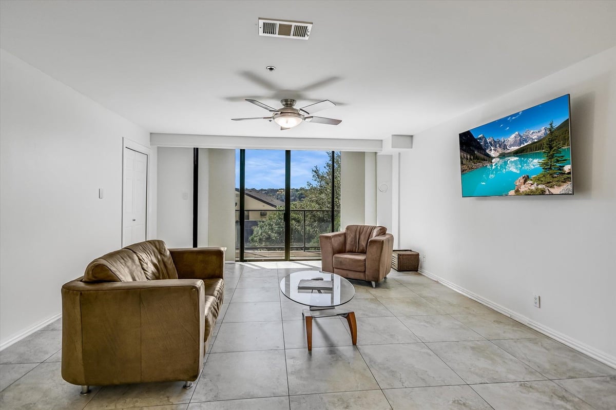 Living area at 40 N Interstate 35 Unit #3B3 - 2 bed 2 bath home