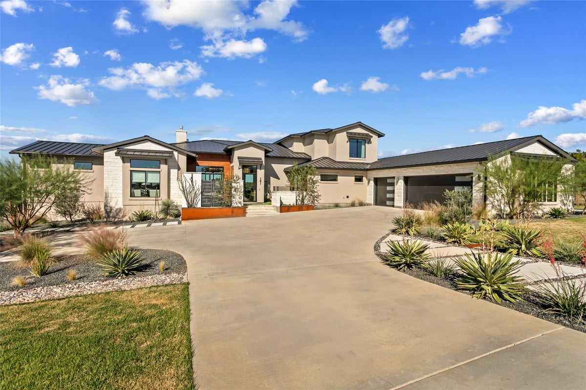 View 400 Medlin Creek LOOP in Medlin Creek Ph I 400 Medlin Creek LOOP - front exterior - Luxury home in Medlin Creek Ph I, Dripping Springs, TX