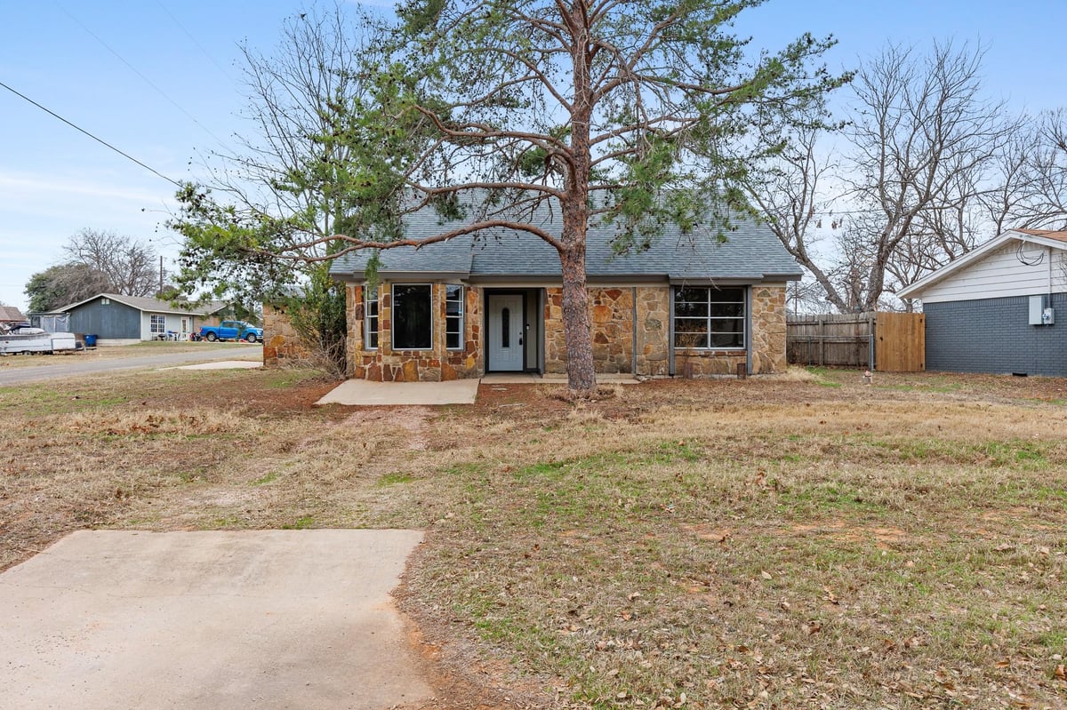 View 400 N River Oaks Dr in River Oaks 400 N River Oaks Dr - front exterior - Luxury home in River Oaks, Burnet, TX