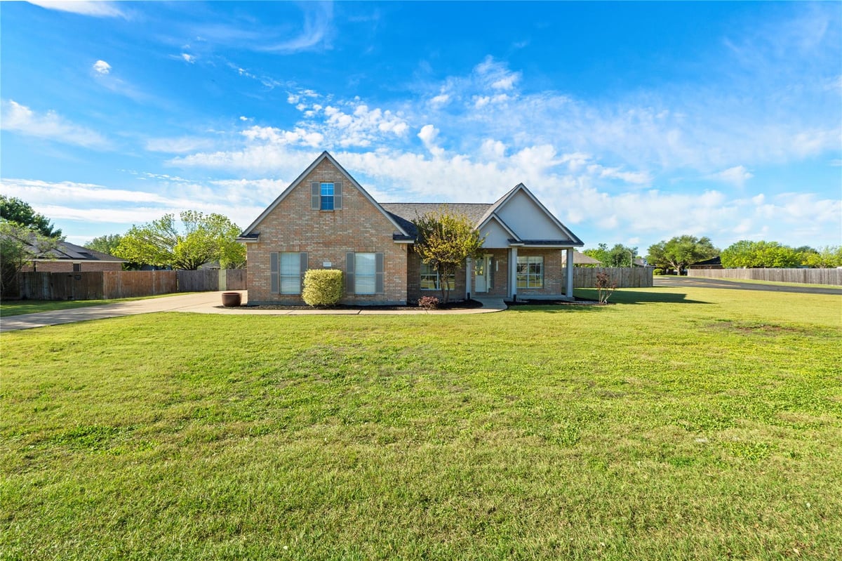 Living area at 400 Rio Grande Ave - 3 bed 2 bath home