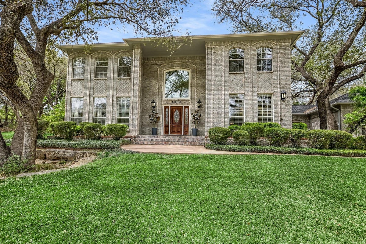 View 4000 Shadow Oak LN in ROCKCLIFF ESTATES 4000 Shadow Oak LN - property photo 1 - Luxury home in ROCKCLIFF ESTATES, Austin, TX