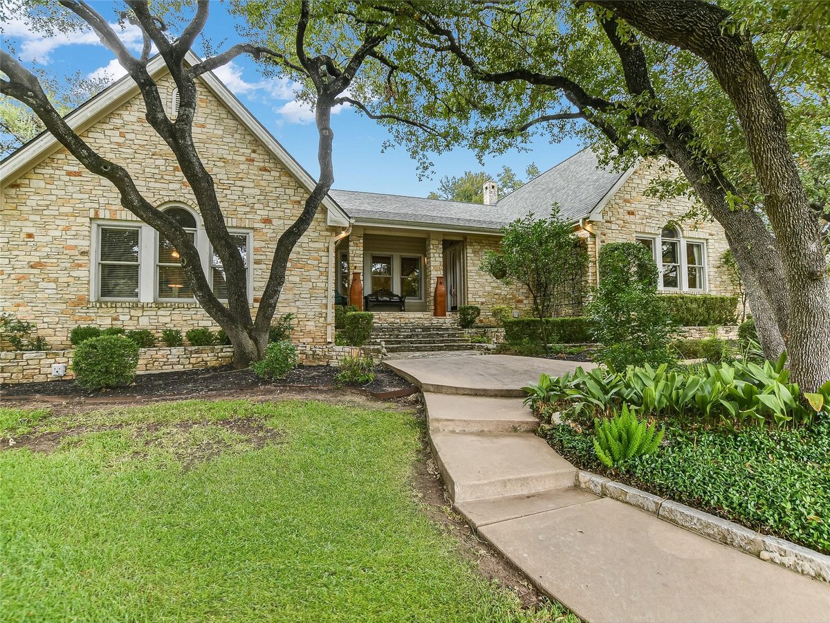View 4004 Shadow Oak LN in Rockcliff Estates 4004 Shadow Oak LN - property photo 1 - Luxury home in Rockcliff Estates, Austin, TX