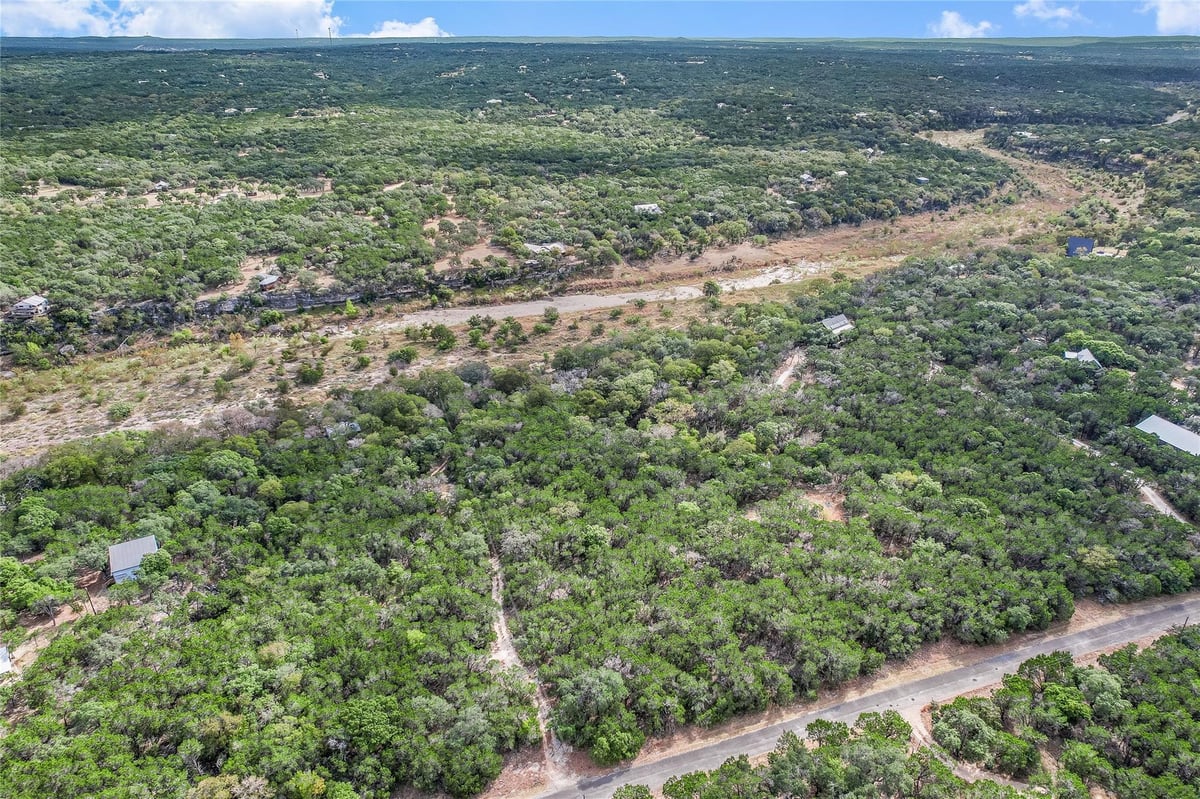 Living area at 401 DAYS END Rd - Burnett Ranch Sec 3, Wimberley, TX