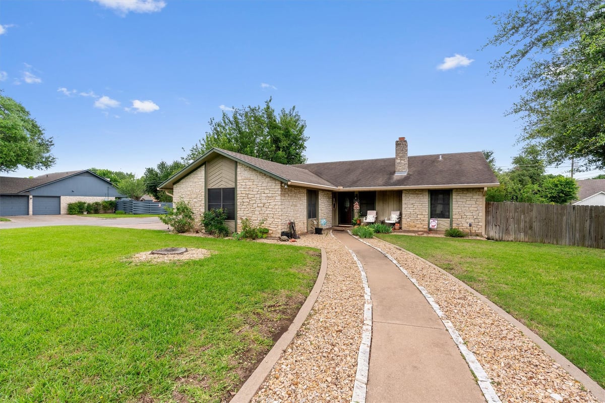 401 Drake LN - front exterior - Luxury home in Dahlberg Estates Sec 6, Taylor, TX