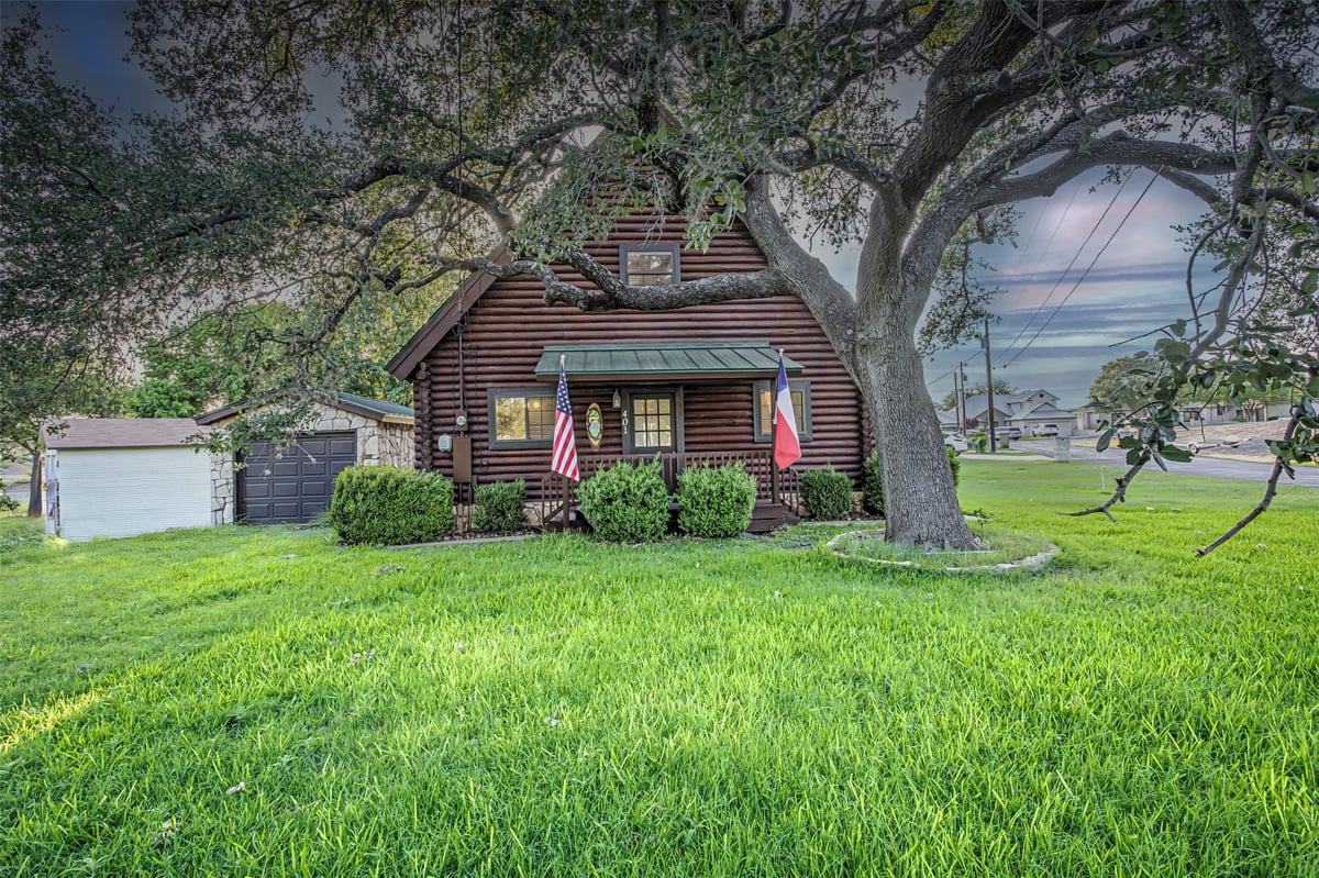 View 401 Lake Point DR in Oak Ridge Estates 401 Lake Point DR - property photo 1 - Luxury home in Oak Ridge Estates, Horseshoe Bay, TX