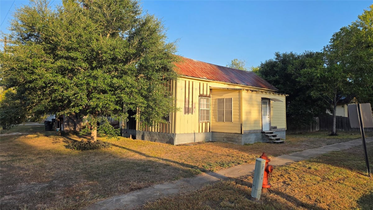 View 401 N Pecan ST in Moulton 401 N Pecan ST, photo 1 of 19, Moulton, Moulton, TX