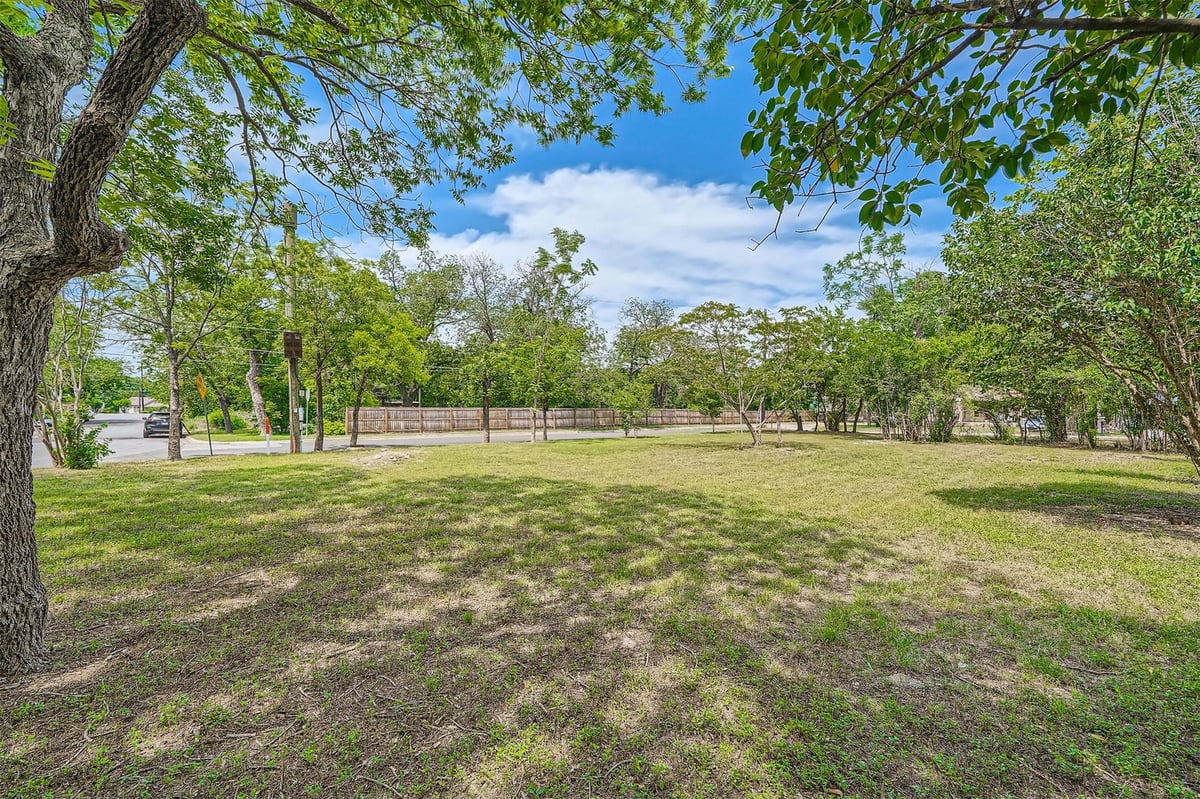 View 401 Oak Plz in Dean Terrace 401 Oak Plz - front exterior - Luxury lot in Dean Terrace, Austin, TX