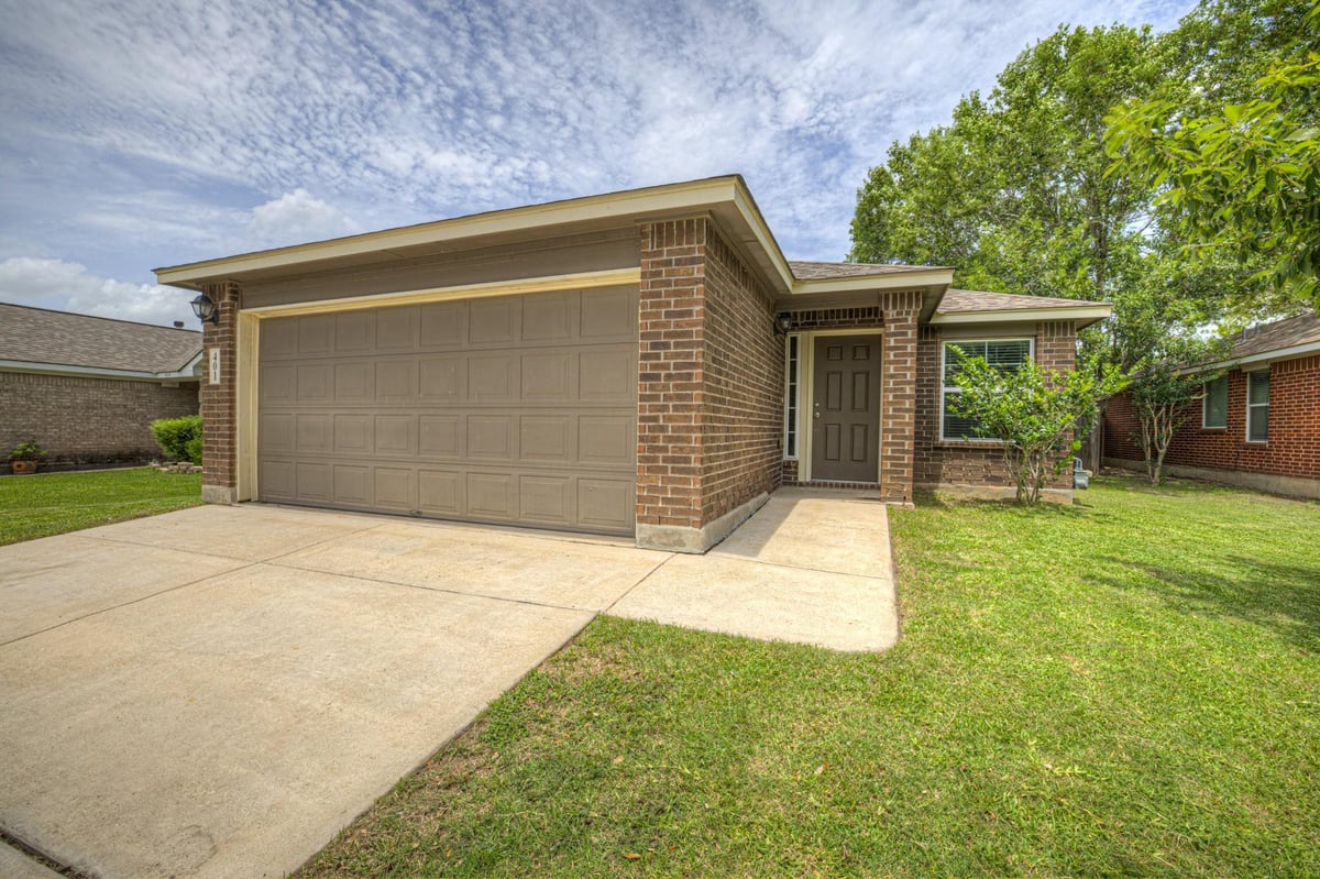 View 401 Summerside Ave in Summerside 401 Summerside Ave - property photo 1 - Luxury home in Summerside, Lockhart, TX