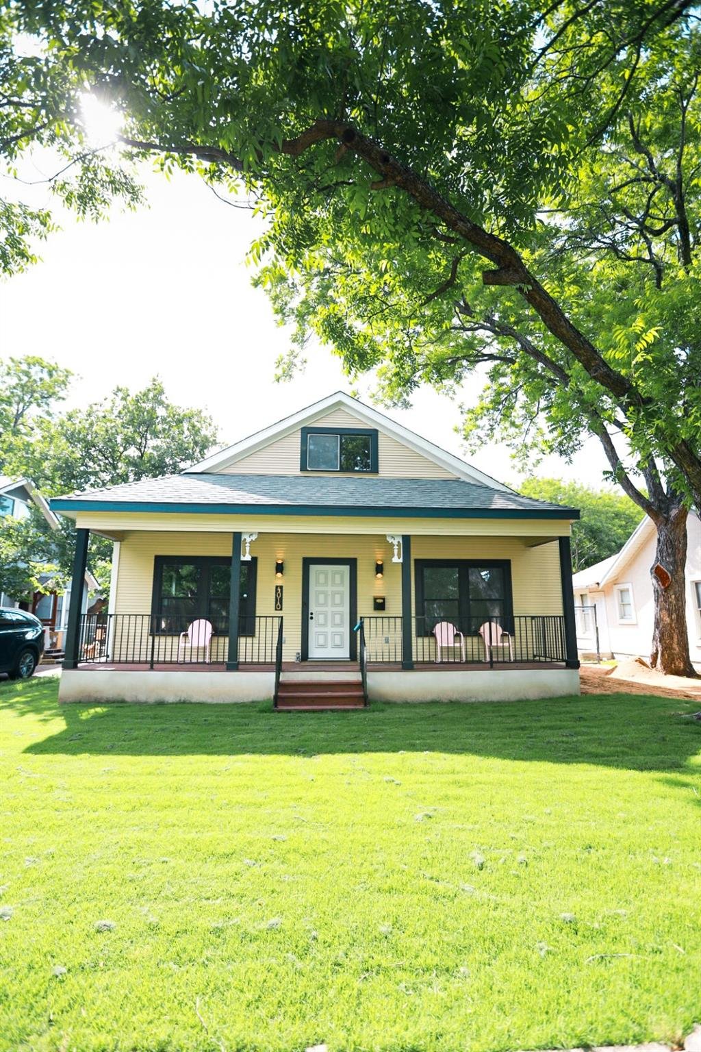 4010 Avenue D Ave - front exterior - Luxury home in Hyde Park Add 02, Austin, TX