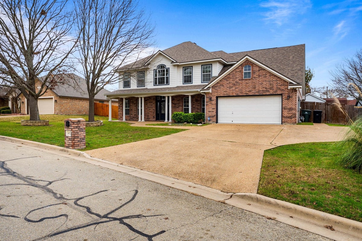 Living area at 4012 Creekview Trl - 5 bed 3 bath home