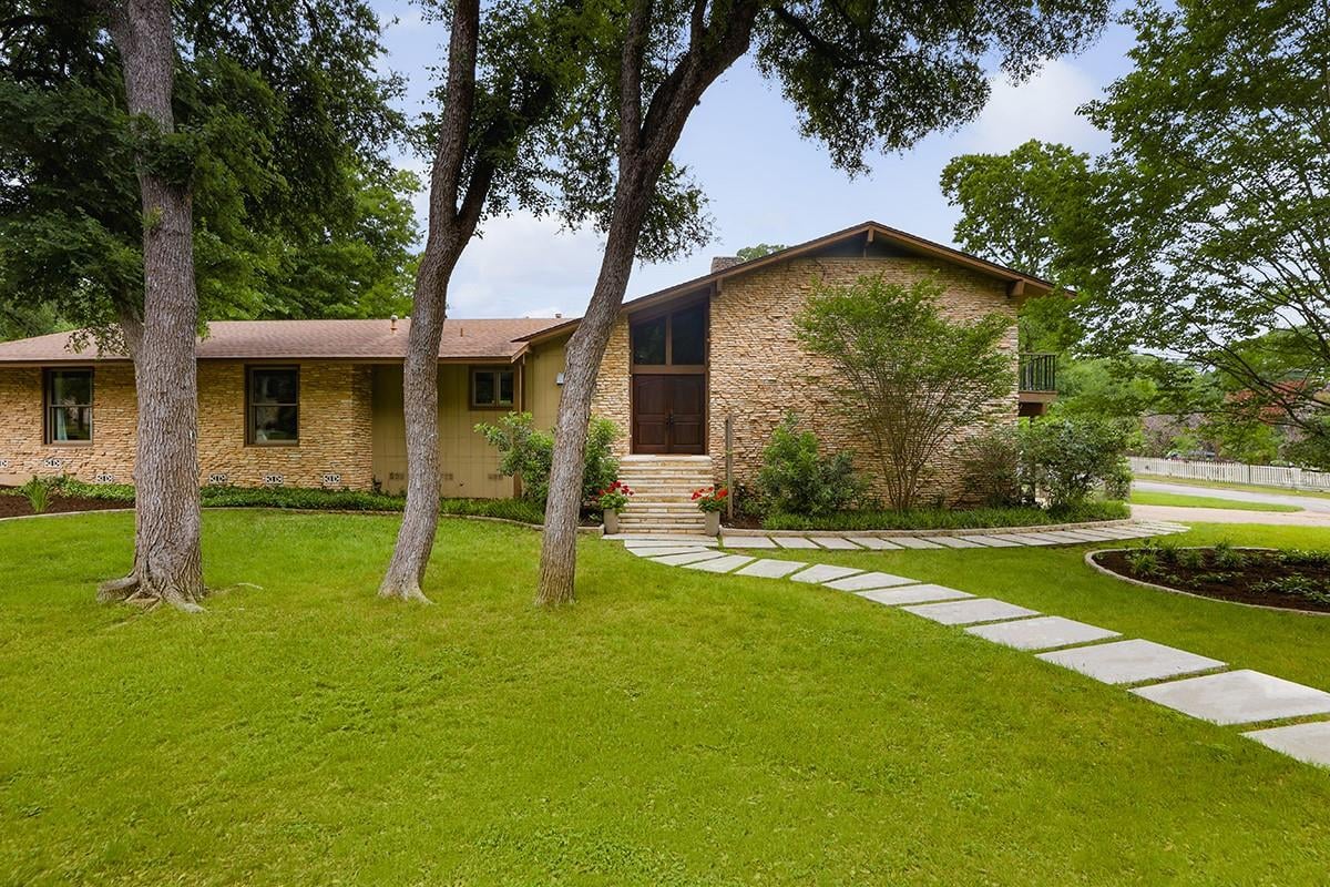 View 402 Bulian LN in Westwood Sec 07 402 Bulian LN - property photo 1 - Luxury home in Westwood Sec 07, Austin, TX