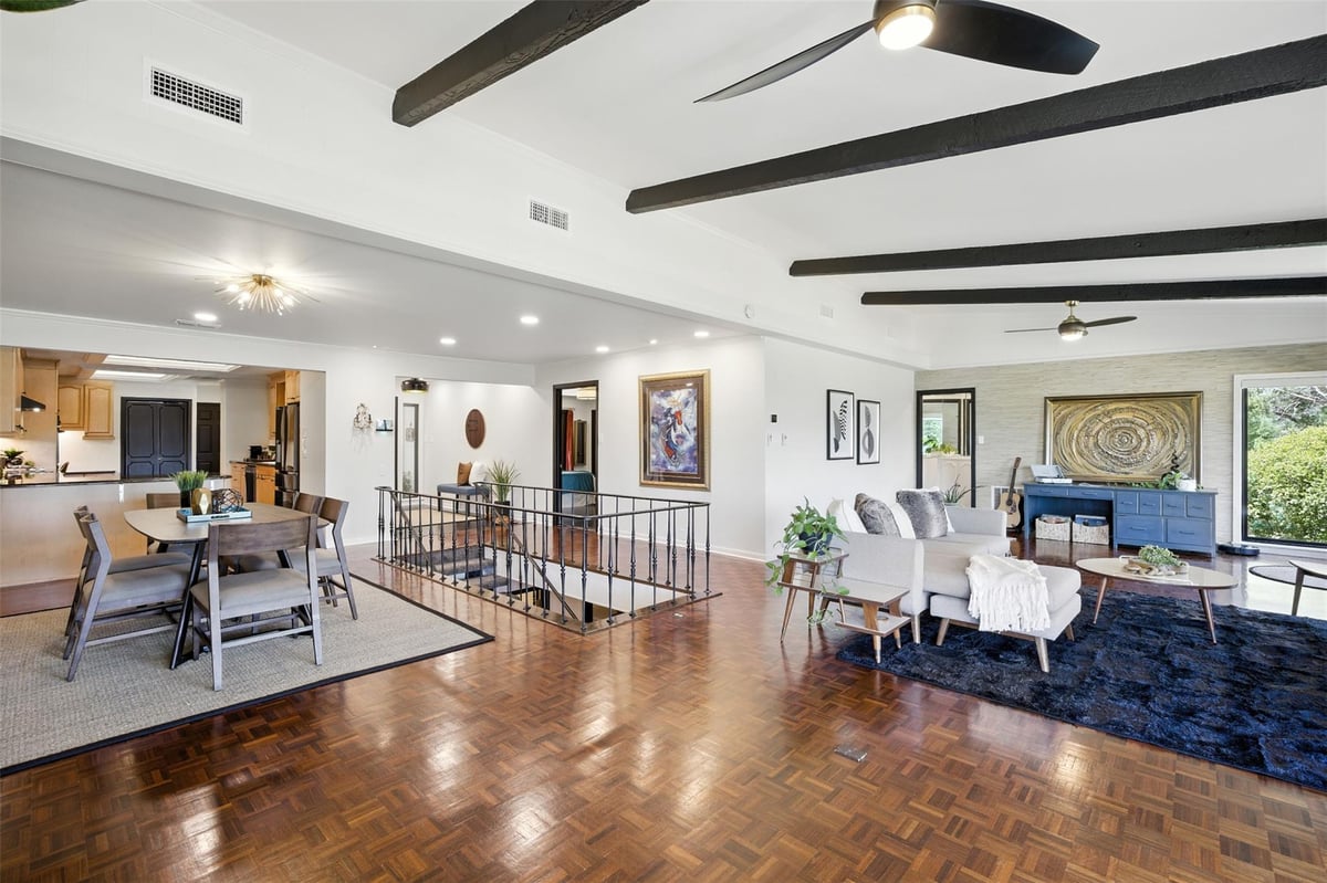 402 Seawind St - front exterior - Luxury home in Lakeway Townhouses Amended, Lakeway, TX